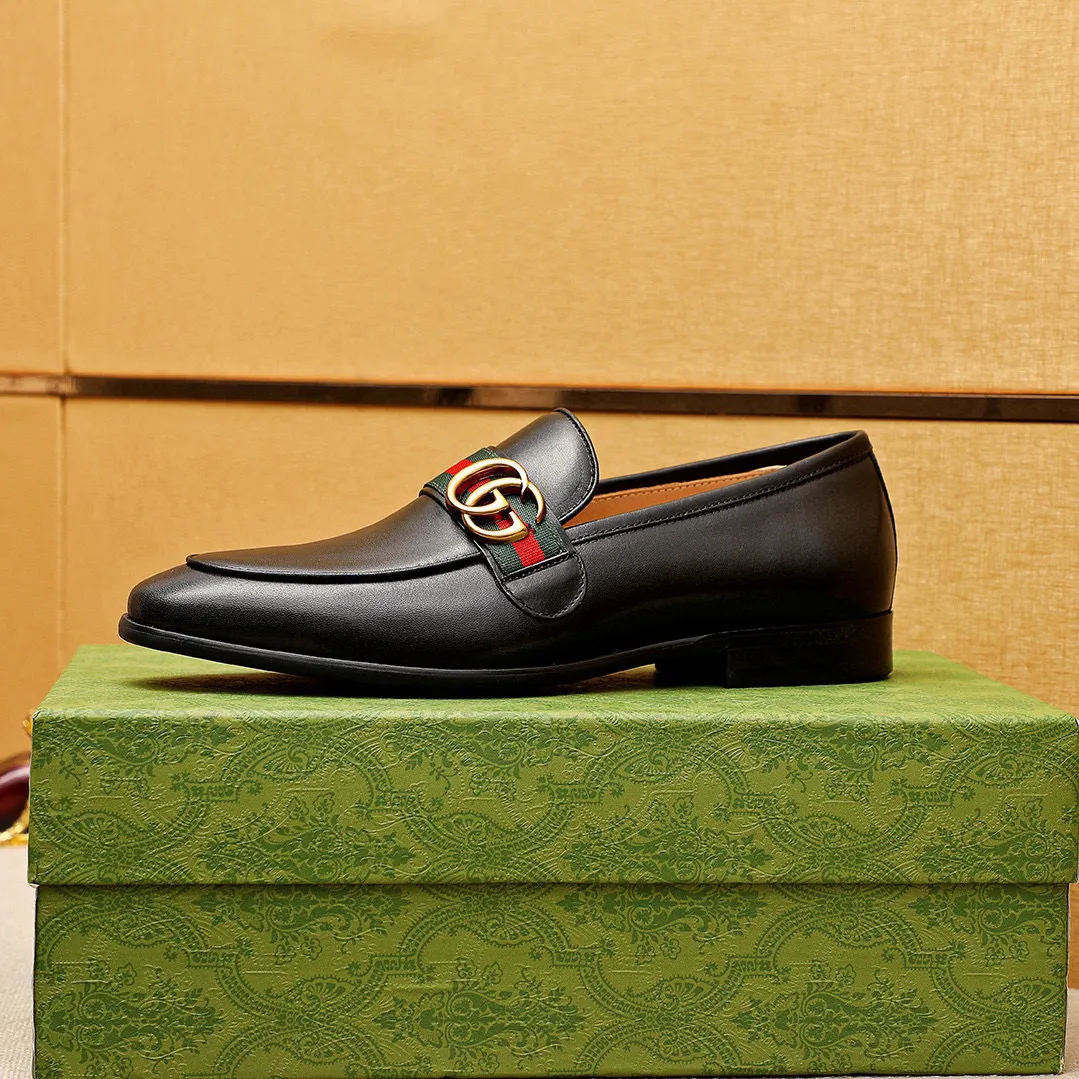 Men's shoes 💰400 💐 Product trademark: GUCCI "Gucci" casual leather shoes Regular size: 38-44 (45🉑️customized) Product materials: Selected imported first-layer calfskin upper + luxury hardware buckle, imported cowhide leather lining. Strong three-dimensional visual effect, rubber outsole Color: 2⃣️colors available